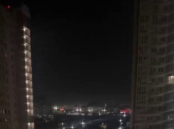 Украинские БПЛА ударили по высотным домам в Ростове, в одной из квартир обнаружили снаряд со взрывчаткой 