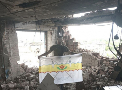 Волгодонец, боец СВО в честь празднования Дня России развернул флаг Волгодонска в Донецкой области