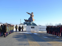 Казаки почтили память убитых братьев минутой молчания у памятника Смаге Чершенскому в станице Романовской
