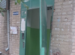 В Волгодонске ветер вырвал железную дверь в подъезд