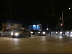 В память о погибшем товарище десятки таксистов колонной проехали по Волгодонску 