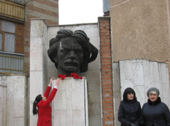 Погодные условия  не помешали возложению цветов к памятнику Горького в Волгодонске