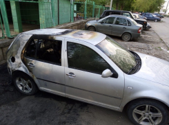 Машина взорвалась и частично сгорела во дворе на Гагарина