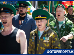 Под «Катюшу» строевым шагом прошли десятки защитников государственной границы в Волгодонске