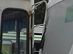 Троллейбус в погоне за пассажирами зеркалом разбил заднее стекло маршрутки