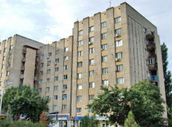 В Волгодонске прохожему с балкона скинули на голову арматуру, и избили деревянной палкой в подъезде общежития