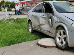 Иномарка вылетела на тротуар после столкновения в новой части Волгодонска
