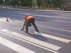В Волгодонске на улице Степной закрашивают нанесенную несколько дней назад пешеходную «зебру»