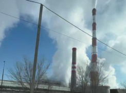 «А ничего, что пар не только из труб?»: клубы белого пара из труб ТЭЦ и от стоящего рядом здания снял на видео волгодонец