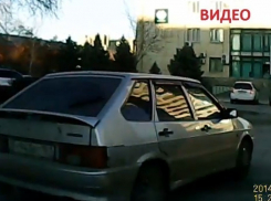 В Волгодонске неудачный маневр водителя, завершившийся заездом под «кирпич», попал под прицел видеорегистратора