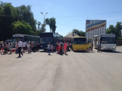 Кортеж из четырех автобусов в сопровождении автомобиля ОГИБДД отвез детей на первую смену оздоровительного лагеря «Ивушка»