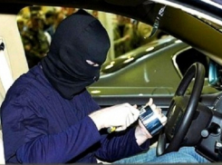 В Волгодонске из «девятки» украли оставленный в ней телефон