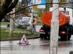 Волгодонские коммунальщики поливают клумбы в дождь