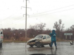 Возле поворота на базы отдыха в Волгодонске столкнулись два ВАЗа 