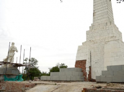 Реставрацию обелиска строителям ГЭС в Цимлянске должны выполнить до конца октября