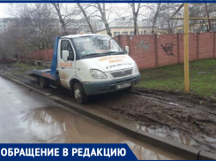 «Испорченные бордюры и уничтоженный газон»: волгодонцы возмущены незаконной парковкой эвакуатора