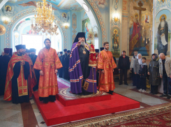 Жители Волгодонска встретили Благодатный огонь 
