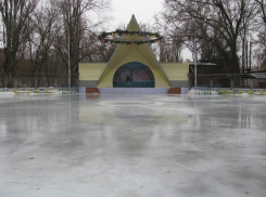 Городской каток Волгодонска не устоял перед оттепелью