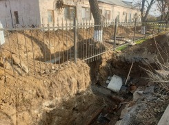 Медколледж Волгодонска остался без отопления из-за спора о порядке закапывания траншеи