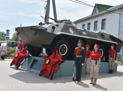 В Зимовниках официально открыли бронетранспортер-памятник