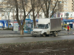 Разбитая «Газель» – новая достопримечательность в центре города? – читатель «Блокнота Волгодонска»
