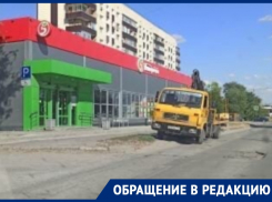 «Нарушает даже эвакуатор»: волгодонцы призвали водителей перестать парковаться на газонах