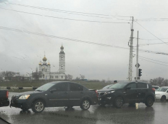 Четыре столкнувшиеся иномарки остановили движение на Весенней