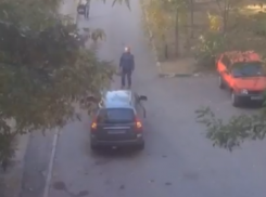 «Иногда я сама не понимаю женщин»: волгодончанка сняла на видео припаркованный посередине дороги автомобиль