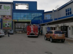 За торговым комплексом «Олимп» на стройплощадке загорелся мусор