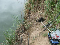 ВАЗ-2110 скатился с горы в оросительный канал, по дороге придавив рыбака