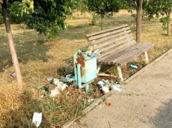 Отдыхающие волгодонцы замусорили Набережную через день после того, как там убрались волонтеры