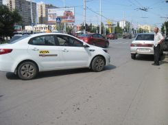 В Волгодонске у перекрестка проспекта Строителей и улицы Энтузиастов такси врезалось в «десятку»