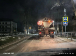 Коммунальщики Волгодонска вышли на борьбу с гололедом на городских дорогах