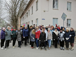 Работники городской администрации и ДСиГХ очистили от веток и мусора часть улицы Ленина 