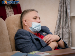 Назвавший себя «водителем» депутат Дмитрий Якушкин, по декларации автомобиля не имеет