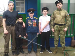 Юные казаки поздравили ветерана ВОВ Клима Неополькина с 88-летием 