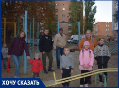 Молодые мамы рассказали о жутковатой детской площадке на земле «полиции» на БВП