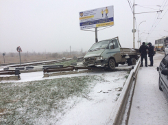 Волгодонск «встал»: снегопад и ДТП спровоцировали затор на мосту