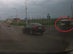 На моих глазах люди в масках возле моста насильно затолкали человека в машину, - волгодонец 