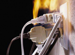  В Зимовниках в результате короткого замыкания сгорел дом