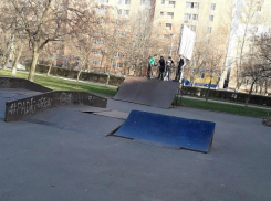 «Без скейт-парка, сквера и полива газона стадиона»:  в Волгодонске вновь сорвалось строительство социальных объектов