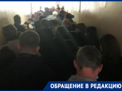 «Люди падают в обморок»: на фильтрах в поликлиниках образовались огромные очереди