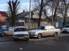 Неудачный маневр ВАЗа обернулся аварией на улице Горького в Волгодонске