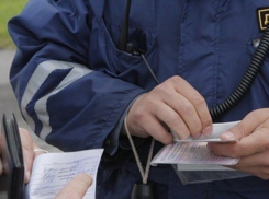 Водитель положил взятку в папку полицейского и «попал» на 150 000 рублей штрафа