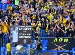Память волгодонского журналиста Альберта Воробьева почтили фанаты ФК «Ростов» на матче против ЦСКА 