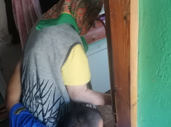 Спасателям в Цимлянске пришлось перелезать через забор, чтобы оказать помощь пожилой женщине