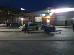 Подозрительный прицеп с синим тентом стал причиной вызова кинолога