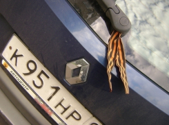 Волгодонские депутаты призвали горожан не крепить георгиевскую ленточку к автомобилям, а носить ее на одежде