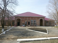 Железнодорожный вокзал в Цимлянске обрел новую малиновую крышу