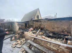 В Волгодонском районе сгорела баня и гараж